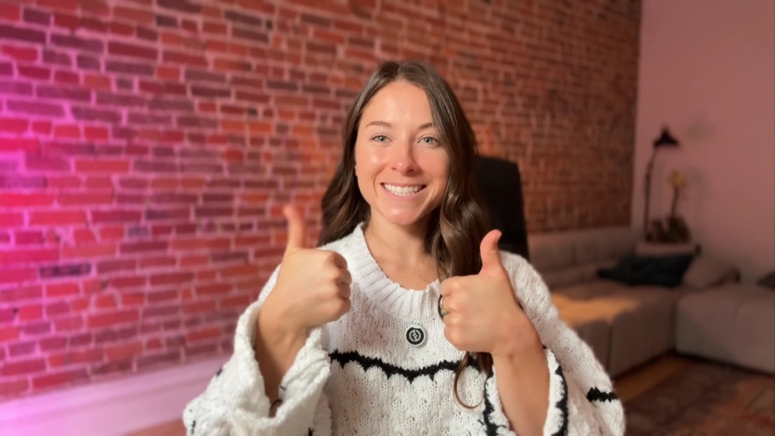 Amélie giving two thumbs up